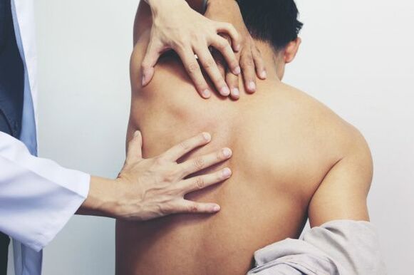 causas de dor baixo o omóplato esquerdo