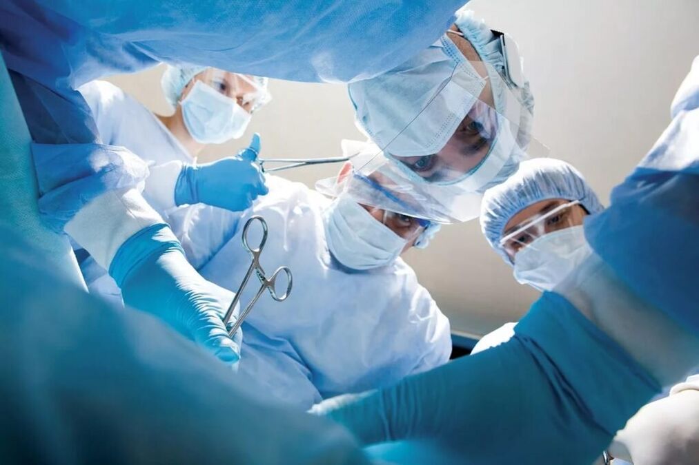 Para a osteocondrose torácica complicada, realízase a cirurxía